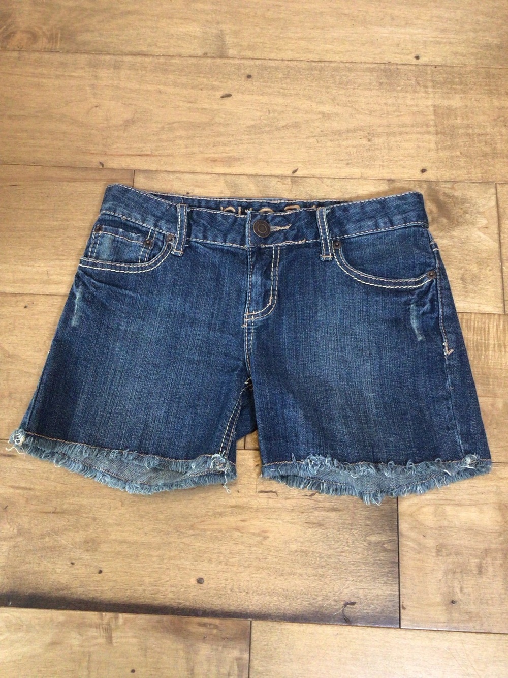 Rue21 Womens Denim Cut Off Shorts Size 1/2 Low Rise Frayed Hem Stretch Jean.